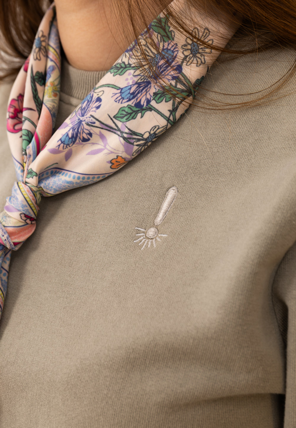 SUDADERA REGULAR SIN CAPUCHA - Vermut