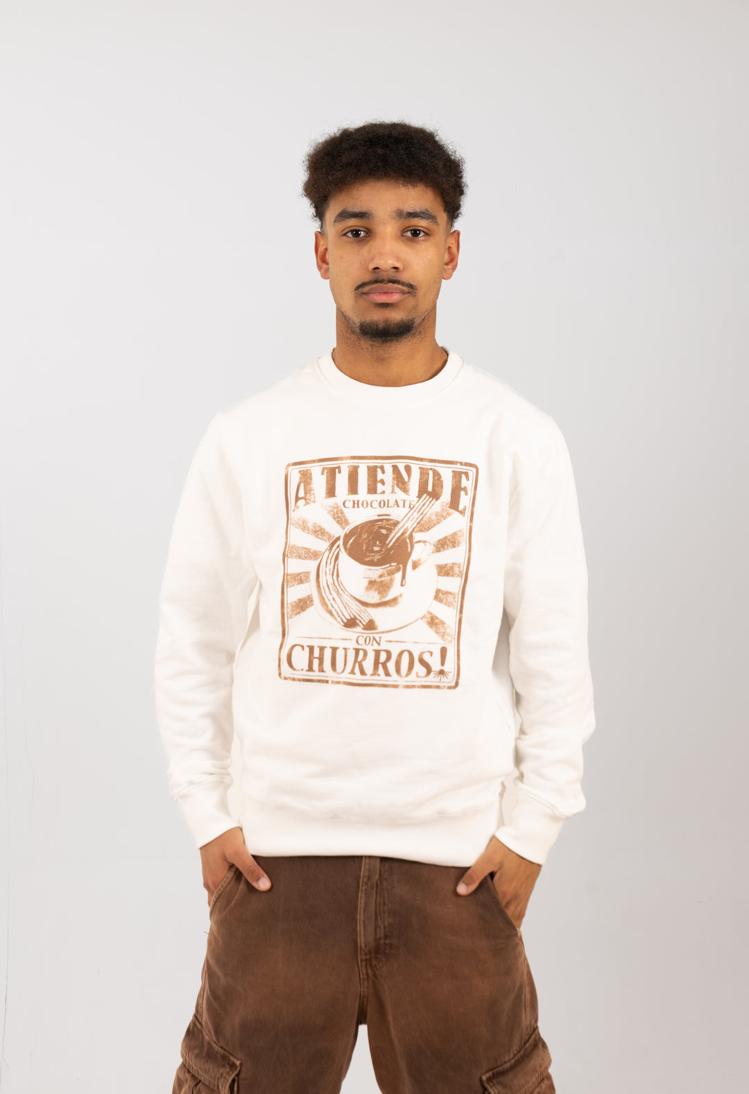SUDADERA REGULAR SIN CAPUCHA - Chocolate con Churros
