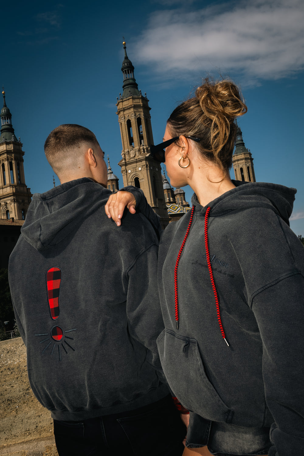 SUDADERA OVERSIZE CON CAPUCHA - PILARICA